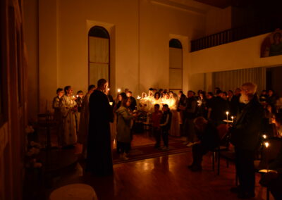 Eglise dans l'obscurité avant la transmission de la Lumière