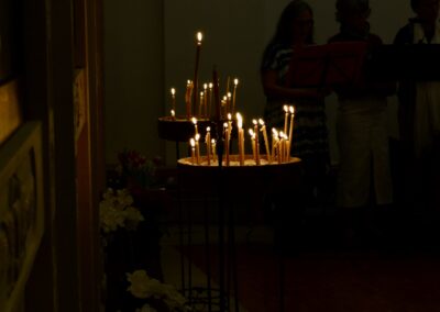 Bougies qui illuminent l'obscurité