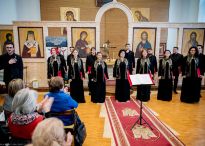 Chanteurs et chef d'orchestre remerciant