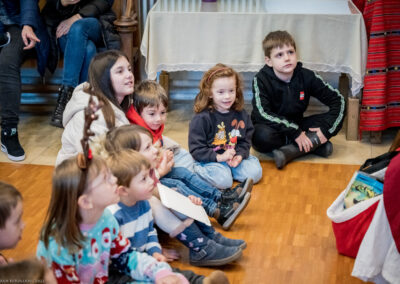 Les enfants écoutant Saint-Nicolas