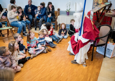 Saint-Nicolas parlant aux enfants