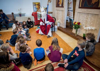 Saint-Nicolas parlant aux enfants