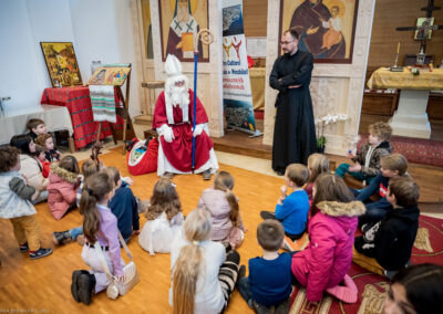 Père Marius et Saint-Nicolas parlant aux enfants