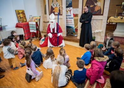 Père Marius et Saint-Nicolas parlant aux enfants