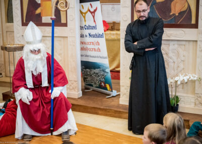 Père Marius et Saint-Nicolas parlant aux enfants