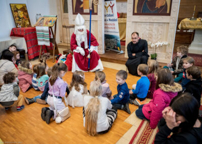 Père Marius et Saint-Nicolas parlant aux enfants
