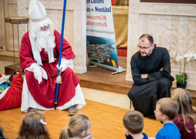 Père Marius et Saint-Nicolas parlant aux enfants