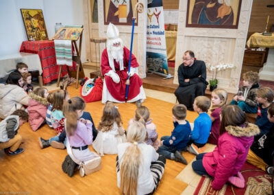 Père Marius et Saint-Nicolas parlant aux enfants