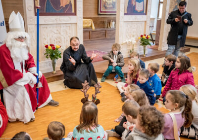 Père Marius et Saint-Nicolas parlant aux enfants