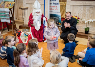 Père Marius et Saint-Nicolas parlant aux enfants
