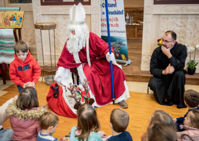 Père Marius et Saint-Nicolas parlant aux enfants
