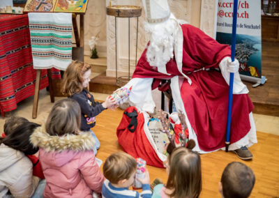 Saint-Nicolas donnant un cadeau à une petite fille