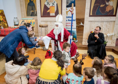 Saint-Nicolas donnant un cadeau à une petit garçon