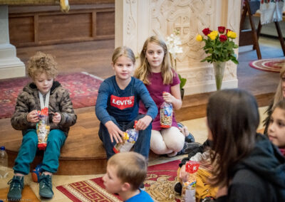 Les enfants ouvrant leurs cadeaux