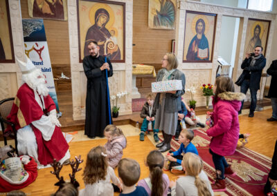 Saint-Nicolas, Père Marius avec le bâton du Saint-Nicolas et les enfants