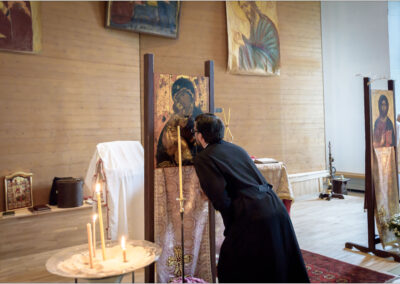 Prêtre embrassant l'icône de la Mère-de-Dieu