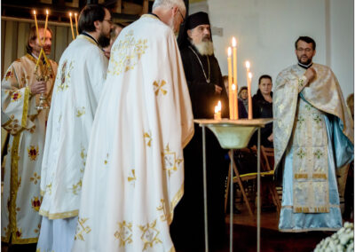 Mgr Marc et des prêtres