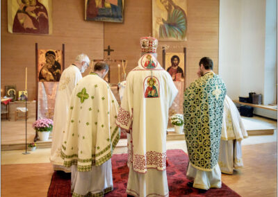 Mgr Marc et prêtres célébrant