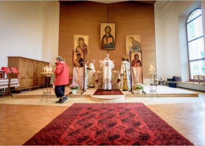 Mgr Marc et prêtres qui célébrant