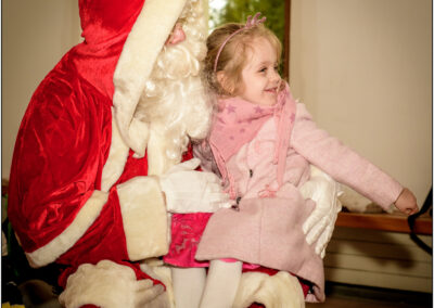 Saint-Nicolas avec une petite fille dans ses bras