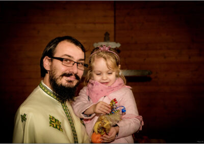 Père Marius avec une petite fille