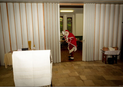Saint-Nicolas disant "Au revoir"