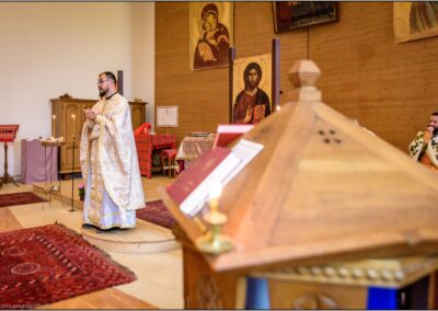 Père Marius faisant une homélie