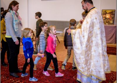 Père Marius donnant la bénédiction