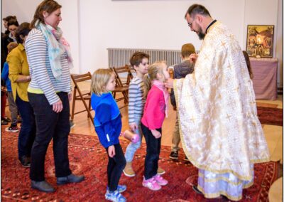 Père Marius donnant la bénédiction