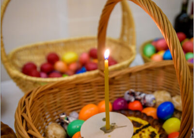 Oeufs de Pâques avec une bougie