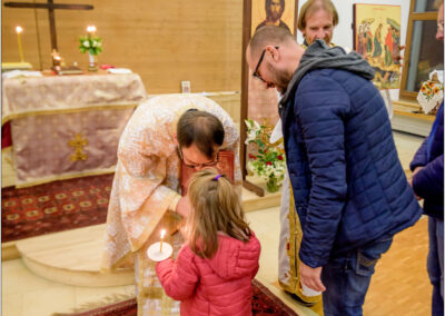 Père Marius donnant la bénédiction à une petite fille
