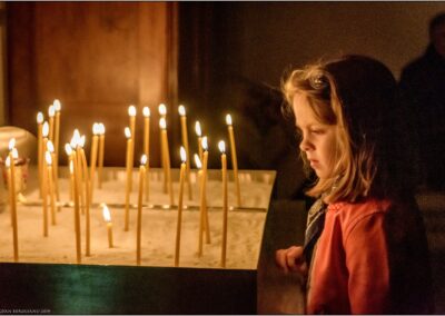 Jeune fille devant les bougies