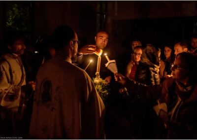 Fidèles qui viennent prendre la lumière du Christ