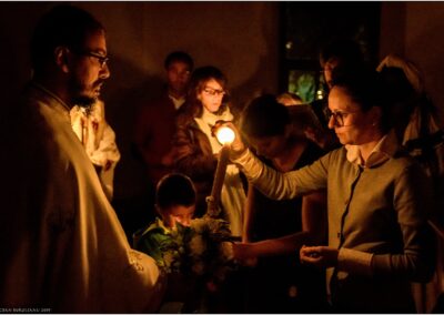 Fidèles venant prendre la lumière