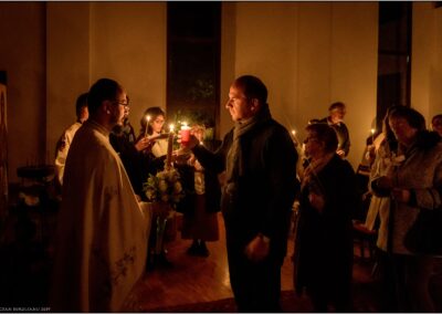 Père Marius transmettant la lumière aux fidèles
