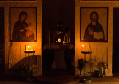 Iconostase illuminée par les bougies