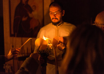 Le Prêtre transmettant la Lumière du Christ