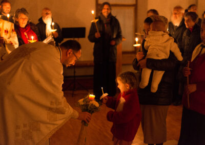 Transmission de la Lumière du Christ à un enfant