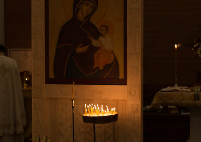 Bougies devant l'icône de la Très Saint Mère de Dieu