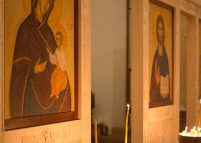 L'iconostase avec la Mère de Dieu et le Christ