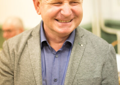 Un fidèle avec un grand sourire