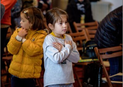 Jeunes filles se préparant à la Communion