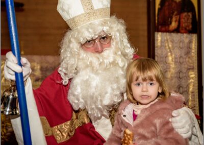 Saint-Nicolas avec une petite fille
