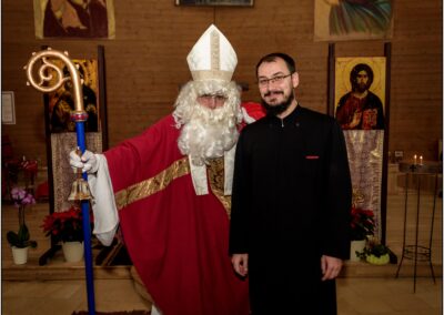 Père Marius avec le Saint-Nicolas